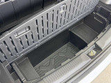 荷室フロア下には大容量のアンダーボックスを装備。洗車グッズや工具、汚れ物などの収納に重宝します。