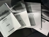 メンテナンスノート、取扱説明書ですね。 車の情報が凝縮されています。 車の整備記録が記載されている大事な物ですよ。