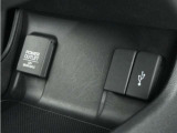 ◆USBチャージャー、12Vの電源ソケット◆使いやすい場所に装備されています。