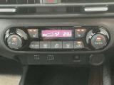 オートエアコンで快適な車内でドライブを楽しめます。前席シートヒーター付。