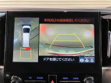 前方・サイド・後方の視界をナビ画面に表示し、バック駐車や見にくいところの確認をサポートします。