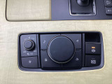 コマンダーコントロール。スイッチを探すことなく自然に手を下した位置に配置。手元を見ることなく、各種操作が行えます。