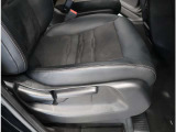 『運転席ハイトアジャスター』がついていて、前後だけでなく高さも変えられるので自分に合った運転しやすい位置に調整してお乗りいただけます!