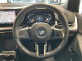 BMWのステアリングのリムは、一般的なものより少し太めにデザインされています。 これはタイヤやステアリングシャフトなどを介して伝わる路面からの入力を、しっかりと把握するためです。