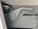 運転席はご自身の適切な運転ポジションへ移動可能なラチェットが付いております。