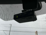 最近では付いてる車も多くなってきました。中古車ではまだまだ付いていればラッキーなドライブレコーダーです♪