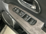 運転席のスイッチで全てのウィンドウの開閉操作を行うことができます。ロックボタンをONにしておくと、運転席以外のウィンドウは作動しないのでお子様を乗せているときなども安心ですね♪
