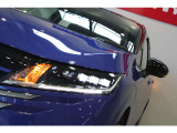 前方や対向車部分だけ切り分けてハイビームになるアダプティブLEDヘッドライトです。