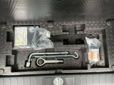 ラゲッジルーム下には車載工具を収納。