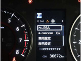 【クリアランス&バックソナ-】超音波センサーを利用して、車両のコーナー部や前・後方の障害物を検知。障害物との距離をインフォメーションディスプレイに表示し、同時にブザーでドライバーに注意を促します。