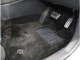 運転席フロア。ホンダ純正用品のマットがついております!