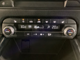 温度の設定のみで快適な風量やモードなどを自動調整してくれるフルオートエアコンを装備!運転席側、助手席側で左右独立して温度調節も可能です!
