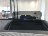 【ヘッドアップディスプレイ】現在の車速表示や目的地へのルート案内やメディア関連のリストを表示する事が可能です。視線移動を減らす事によりドライブに集中して頂けます。