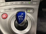スムーズな操作で快適に運転を楽しめる、シフトポジションを電動で制御する電子式シフトレバーです。