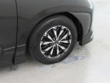 装着タイヤサイズは、185/65R15です。アルミホイールを装着しております。