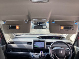 サンバイザーには、運転席、助手席ともに照明付きのバニティミラーが付いてます。女性には嬉しい装備ですね♪