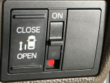【パワースライドドア】助手席側がパワースライドドアになっており、運転席のスイッチやスマートキーでも開閉が可能です!開口部も広いので乗り降りも楽々♪