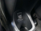 ◆後席用アクセサリーソケット◆電源ソケットは後席用にも装備されています。長時間のドライブも安心です。