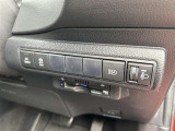 オートマチックハイビームとは、先行車や対向車のライトを認識し、ハイビームとロービームを自動で切り替える機能です。夜道の視界を確保します。詳細は販売店スタッフまでおたずねください。
