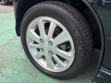 純正アルミホイール付いてます!車の軽量化に繋がることは勿論、見た目の印象が違いますよね♪