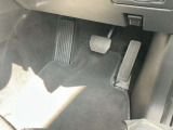 長距離運転がしやすく理想のシートポジションも取りやすいオルガン式ペダル。