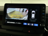 リバースギアに入れるだけで後方の表示へ切り替わります。夜間や雨の日の駐車も楽になりますよ。