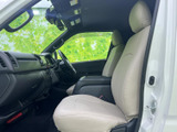 前席は明るい色合いでまとめられ、車内に乗り込むとすっきりとした印象です。座面にゆとりがあり、前方や左右の見通しも確保されているため、運転中も落ち着いて過ごせます。