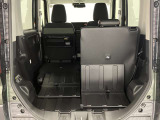 【リヤシートアレンジ】リヤシートは左右独立式。片方だけ倒す事で3人乗車で長い荷物が積めます。