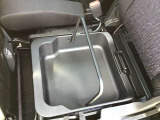助手席シートの下には、収納BOXが有り!!