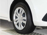 ◆純正ホイール装着車◆シンプルなデザインのホイールキャップ付きです。