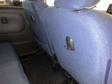 運転席シート背面にお買い物フックが付いています。