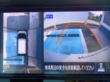 クルマを真上から見下ろしているかのような映像によって、車庫入れや縦列駐車などの駐車時に、自車と駐車位置の関係をひと目で確認でき、スムースな駐車をサポートします。