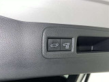 電動式バックドアです。 荷物を持ったままでもボタン一つで自動的に開け閉めできるので便利ですよ。 挟み込み防止機能も付いていますのでお子様の手や荷物を挟み込むのを防いでくれますよ。