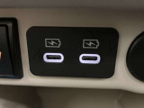 【USB電源ソケット】スマートフォンの充電などに便利な2口のUSB電源ソケットを装備。