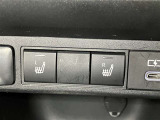 スイッチひとつでシートがすぐに温まり、寒い季節も快適。運転席と助手席に装備されています。