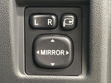 【電動格納ミラー】サイドミラーは電動格納式となっており、狭い駐車場でもキズがつくリスクを抑えられます。