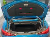 ゆったりとしたトランクルームでございます。たくさんのお荷物の車載が可能でございます。