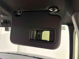 運転席、助手席共にサンバイザー&バニティミラー、運転席側にはチケットフォルダーも付いてます。