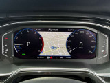 【Digital Cockpit Pro】基本の速度計とタコメーターの表示に加え、中央にドライビングデータやマップなどを少ない視線移動で視認できます。