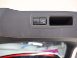 パワーバックドアスイッチ。電動ドアなので開閉が楽々です。