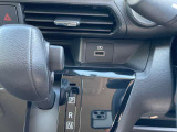 運転席、助手席用にUSB充電ポートが装備されております。