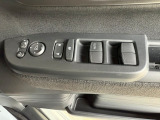 運転席右手には、マスタードアロックスイッチ、パワーウィンドウロックボタン、ドアミラー左右切り替えスイッチ、角度調整スイッチなどが装備されております♪