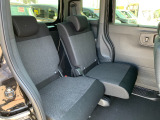 【リヤシートスライド】前後にスライドでき、足元を広く使ったり荷物に合わせて調整できます。