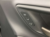 シートメモリー機能装備付きです。シートの位置をそれぞれ記憶しておく事ができるので、ご家族や、複数の方で車を乗られるオーナー様には、便利な機能です。