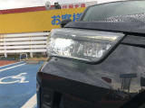 【LEDヘッドライト】 悪天候や夜間走行時も良好な視界を確保し、安心して運転できるLEDヘッドライトを装備!点灯速度が速く、消費電力も抑えられます。