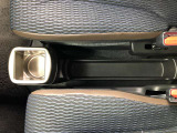 運転席と助手席の間にひゃちょっとした物置スペースがあります♪