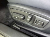 電動パワーシートはボタン一つで細やかな調節が可能ですよ。 意外に力が要るシートの移動もラクラク、思い通りのポジションが見つかります。