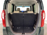 開口部も広く荷物の積み下ろしもしやすいお車となっております。シートの背もたれは5:5の割合で背もたれを可倒でき、前後のシートスライドもできるので荷室をひろげることができます。