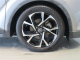 純正のアルミホイール装着車です。タイヤサイズは225/50R18です。