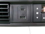 USB入力端子で電子機器などの充電や接続もスムーズに行えます。